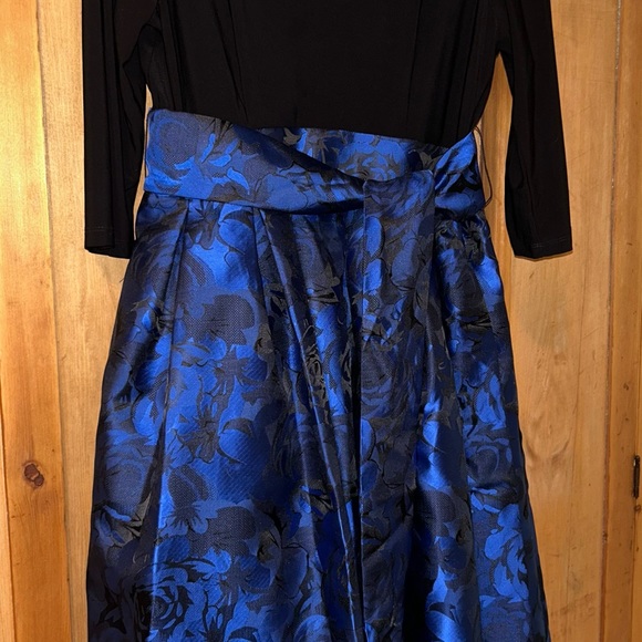 Black with blue floral dress, Jessica Howard, size 10 Petite - Picture 2 of 5